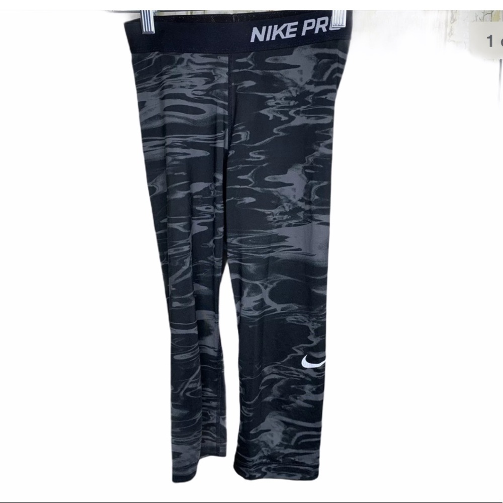 Nike Pro women’s crop leggings size XS